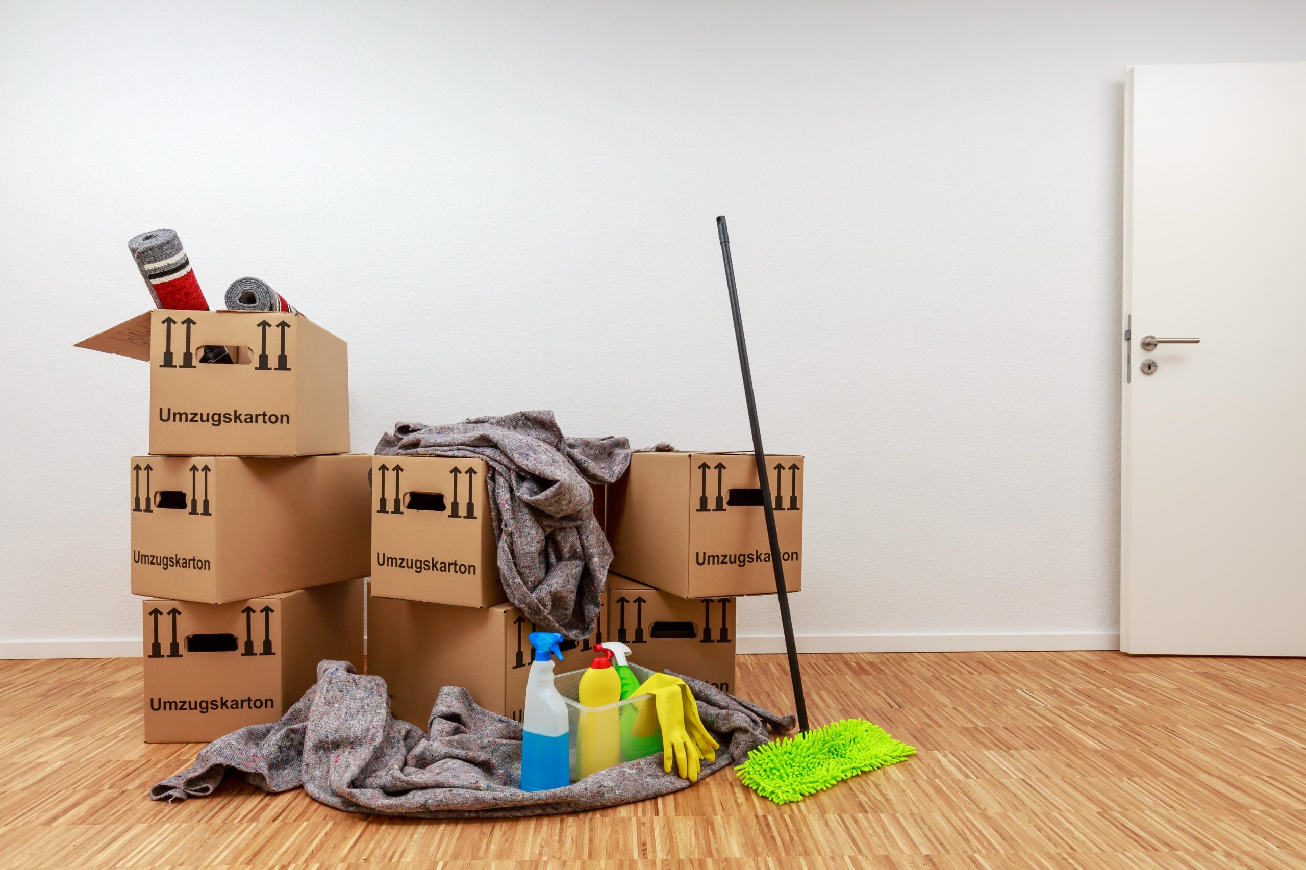 Gestapelte Umzugskartons und Reinigungsutensilien nach einer professionellen Wohnungsräumung in Kaarst mit anschließender Endreinigung